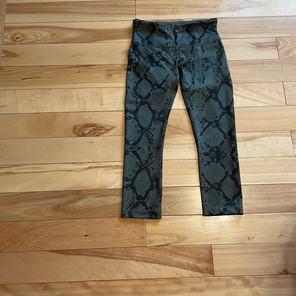 Lululemon crops size 4